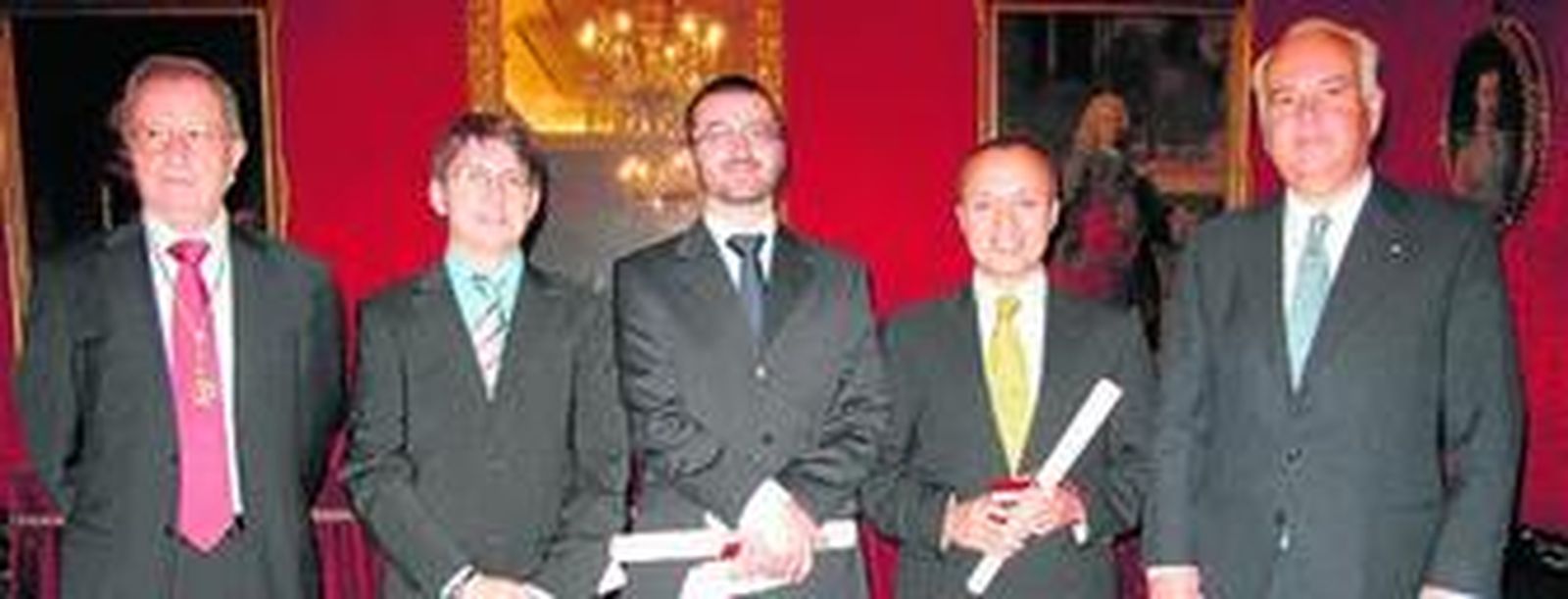 El presidente de la Academia Sevillana de Ciencias, Benito Valdés; los premiados Jaime Villaverde (CSIC), Javier Sebastián Blázquez Gámez y Fernando Muro Jiménez, y el teniente de hermano mayor de la Real Maestranza, Alfonso Guajardo-Fajardo.