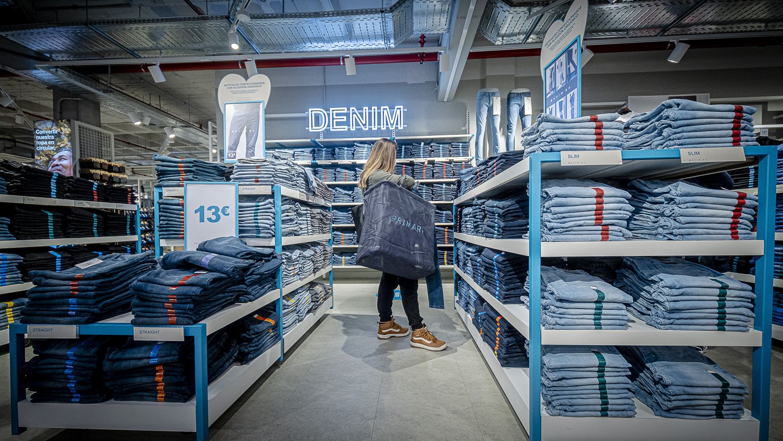 Interior de la tienda de Primark en Bahía Sur .