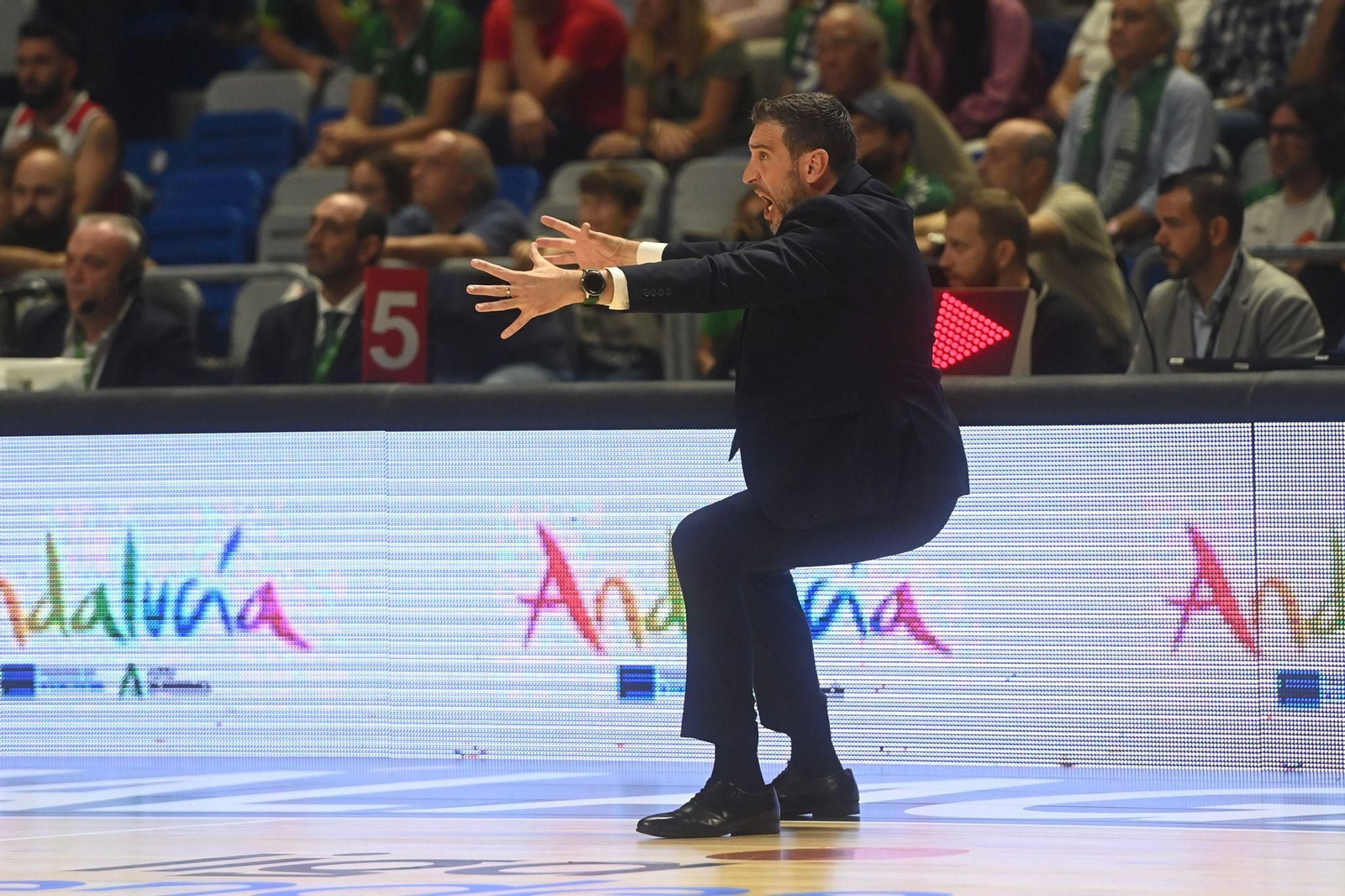 Ibon Navarro gesticula en la banda.