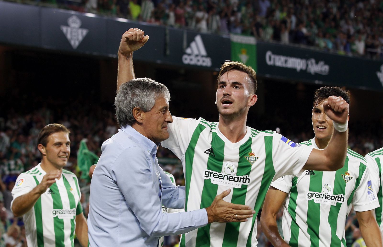 Fabián celebra con el técnico verdiblanco, Quique Setién, un gol ante el Levante.
