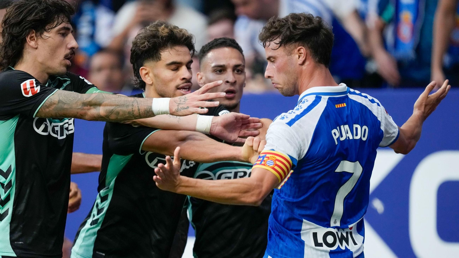 Bellerín, Abde y Antony apartan a puado en un lance del encuentro que enfrentó al Betis con el Espanyol en Cornellà.