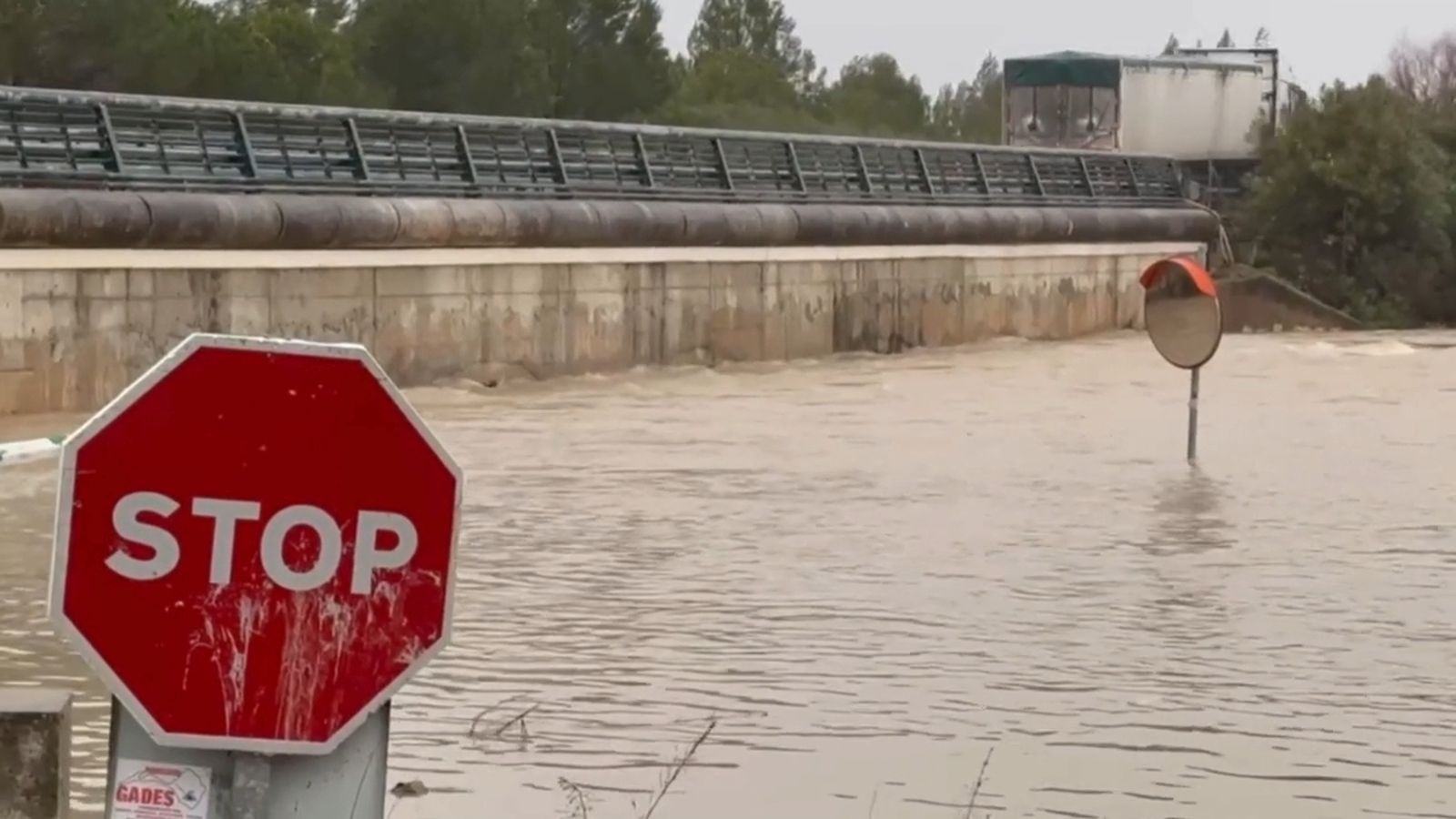El río Guadalete se acerca a la A-381 en Jerez