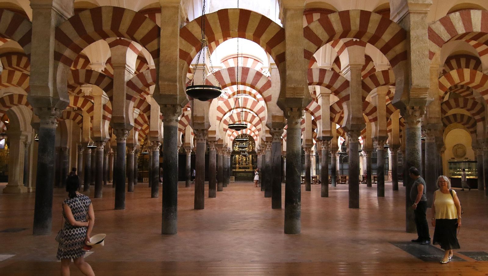 Visitantes en el interior de la Mezquita, en una foto de archivo.