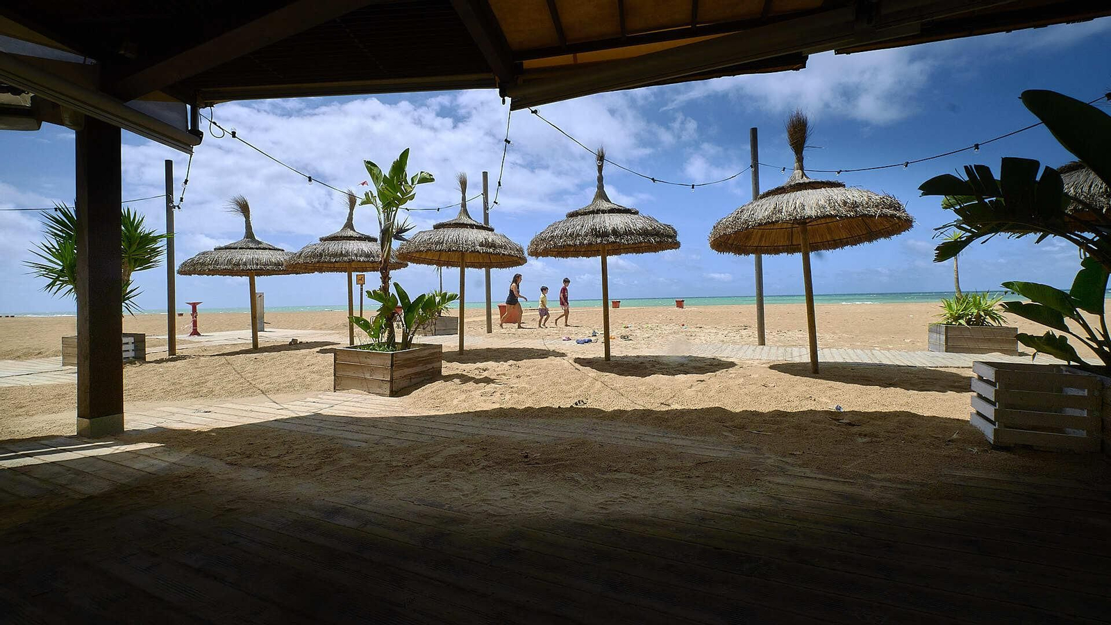 La terraza del 'Bebo los Vientos', chiringuito del grupo 'Arsenio Manila' que también se encuentra cerrado.