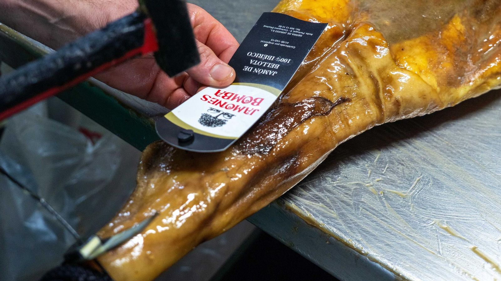 Etiquetado de uno de los jamones que será vendido en Mercadona.