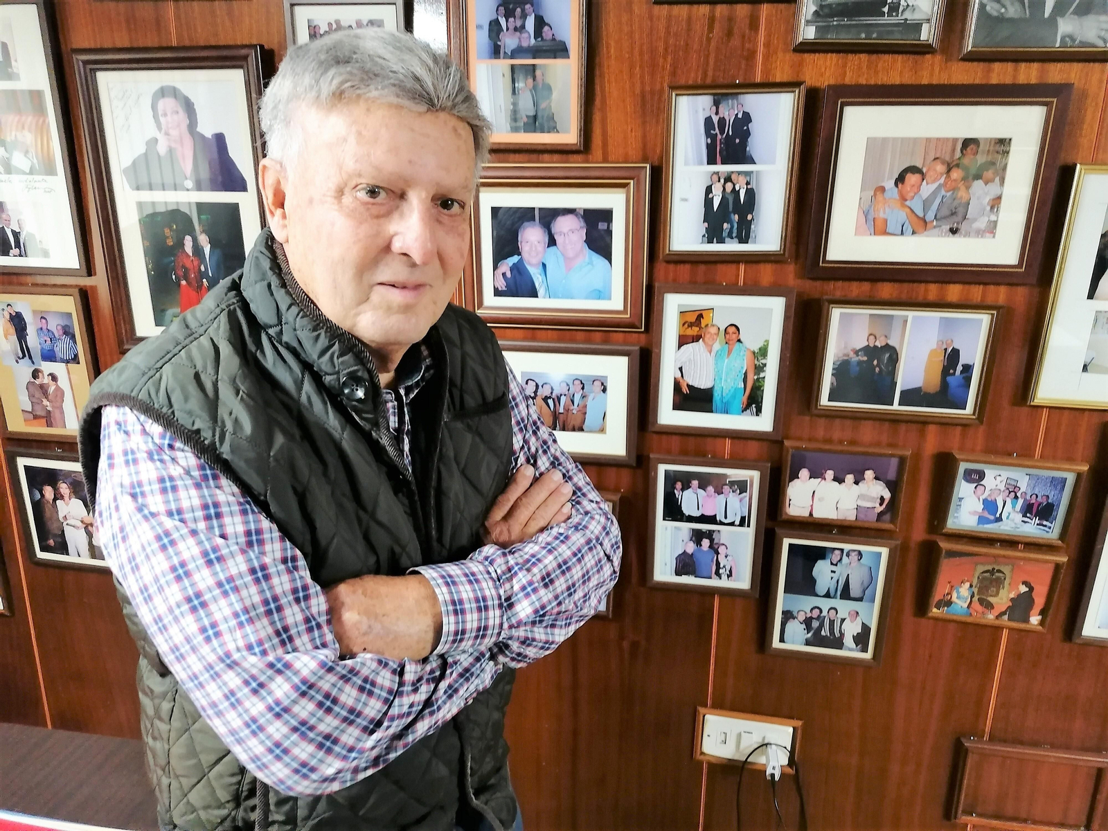 Joaquín de la Muela en su oficina donde las fotografías con grandes artistas se agolpan en la pared.
