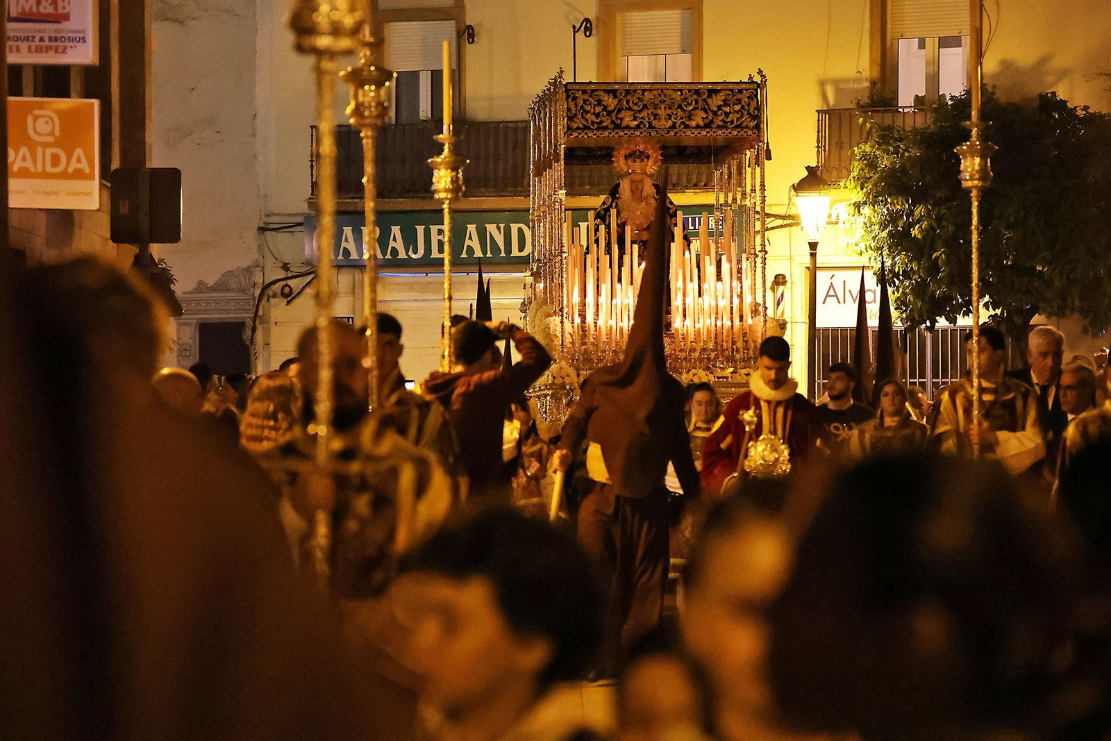 Las mejores imágenes del Lunes Santo en Huelva: Hermandad del Calvario