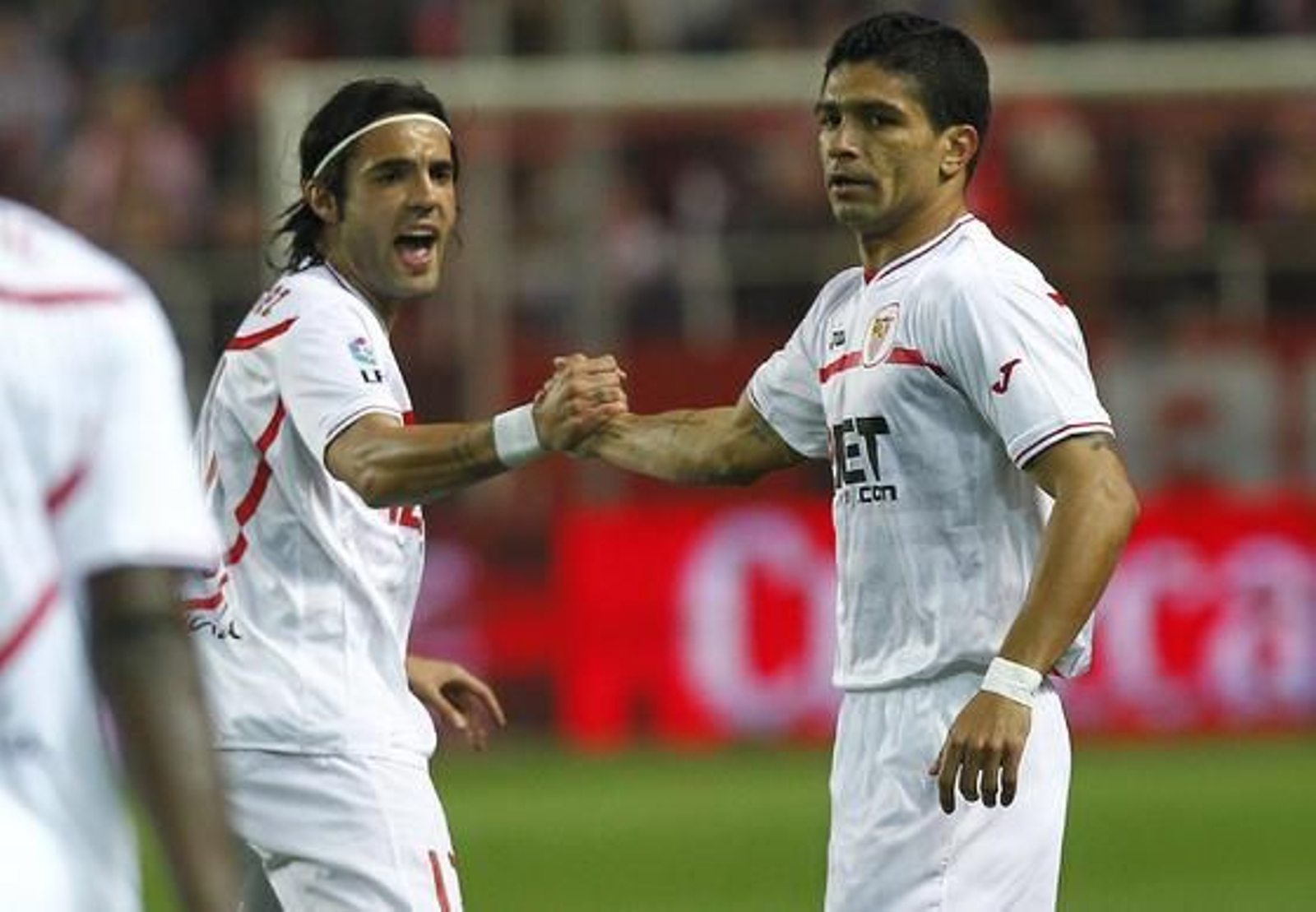 El Sevilla celebra la vuelta de Sergio Sánchez a los terrenos de juego con el pase a las semifinales de Copa del Rey ante el Villarreal (3-0). / Antonio Pizarro