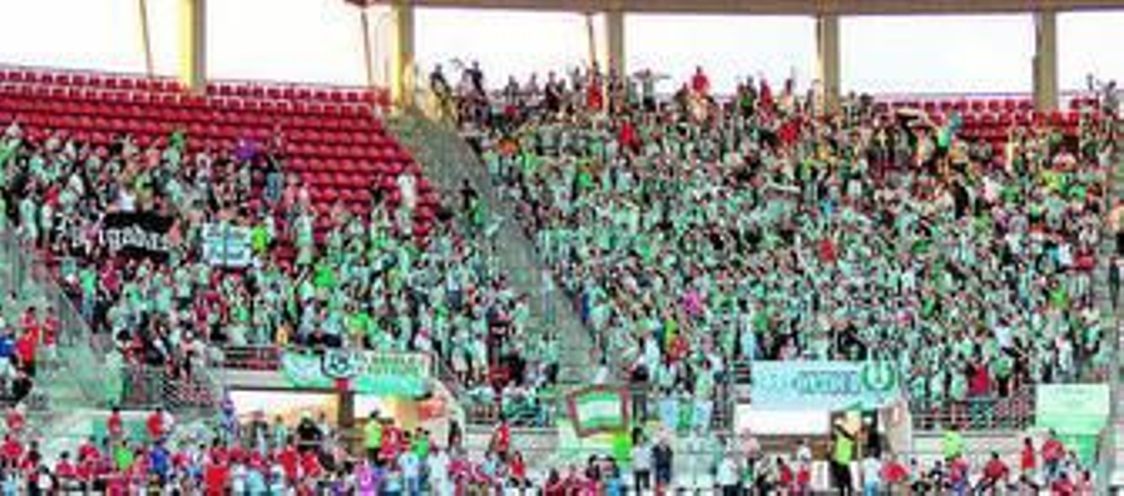 Los aficionados del CCF, en el Fondo Norte de la Nueva Condomina.