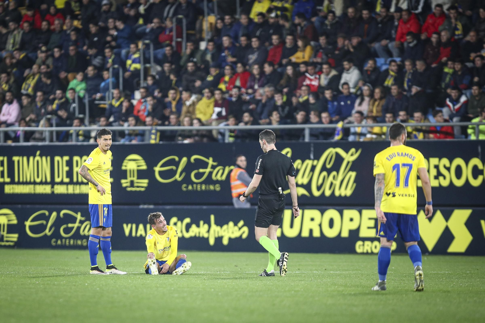 Muñiz Ruiz se interesa por el estadio de Sergio González en el Cádiz-Mirandés de la primera vuelta.
