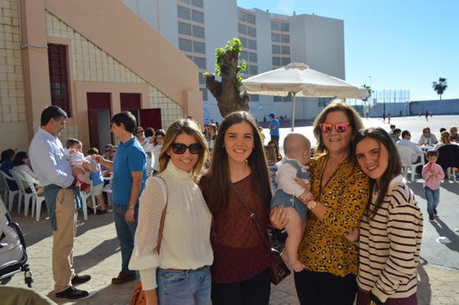 Silvia Blanco, Beatriz Arenas, María José Guilloto y Cecilia Arenas, en el patio del colegio de Las Esclavas en Cádiz.  Foto: Ignacio Casas de Ciria