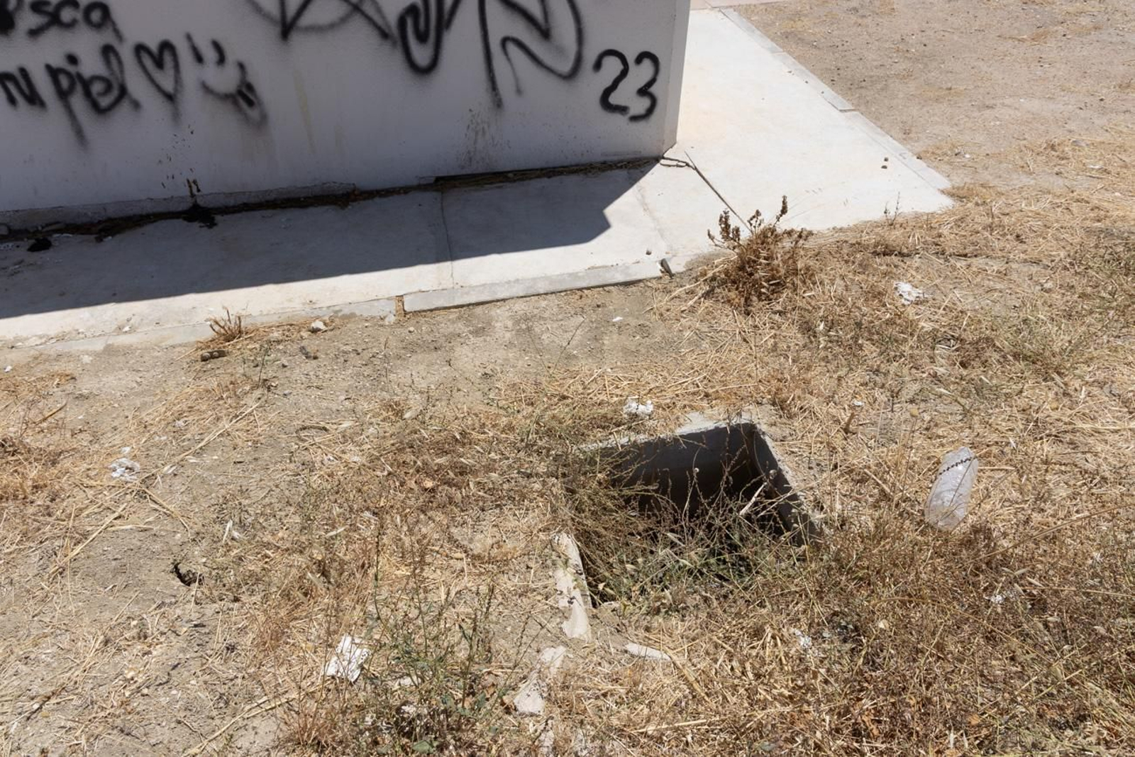 El estado de abandono del parque infantil del Jaén Plaza, en imágenes