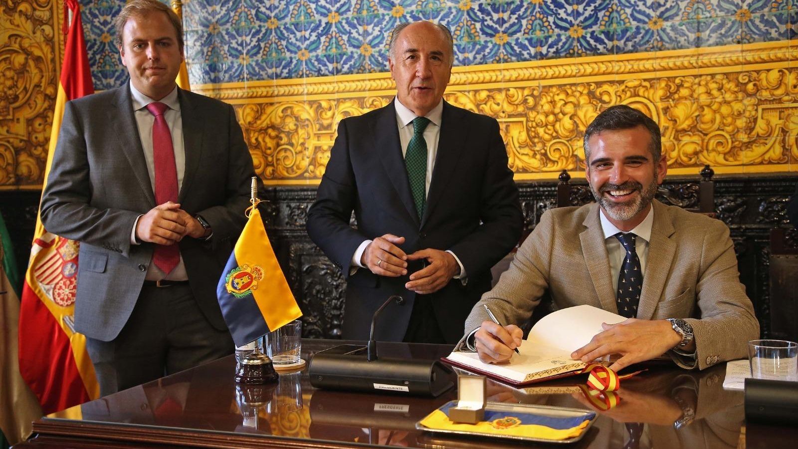 Firma del consejero Fernández-Pacheco en el Libro de Oro.