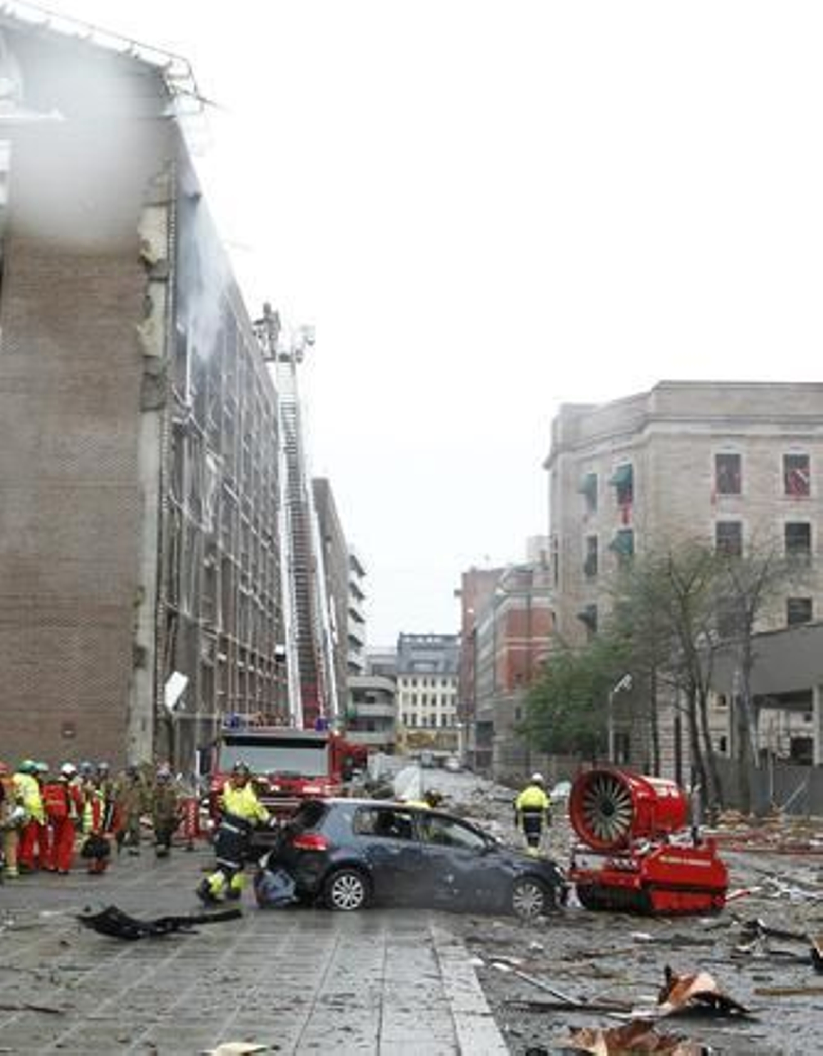 Dos ataques sacuden la capital noruega, el primero con un coche bomba en el centro de la ciudad y el segundo en un campamento juvenil.

Foto: EFE