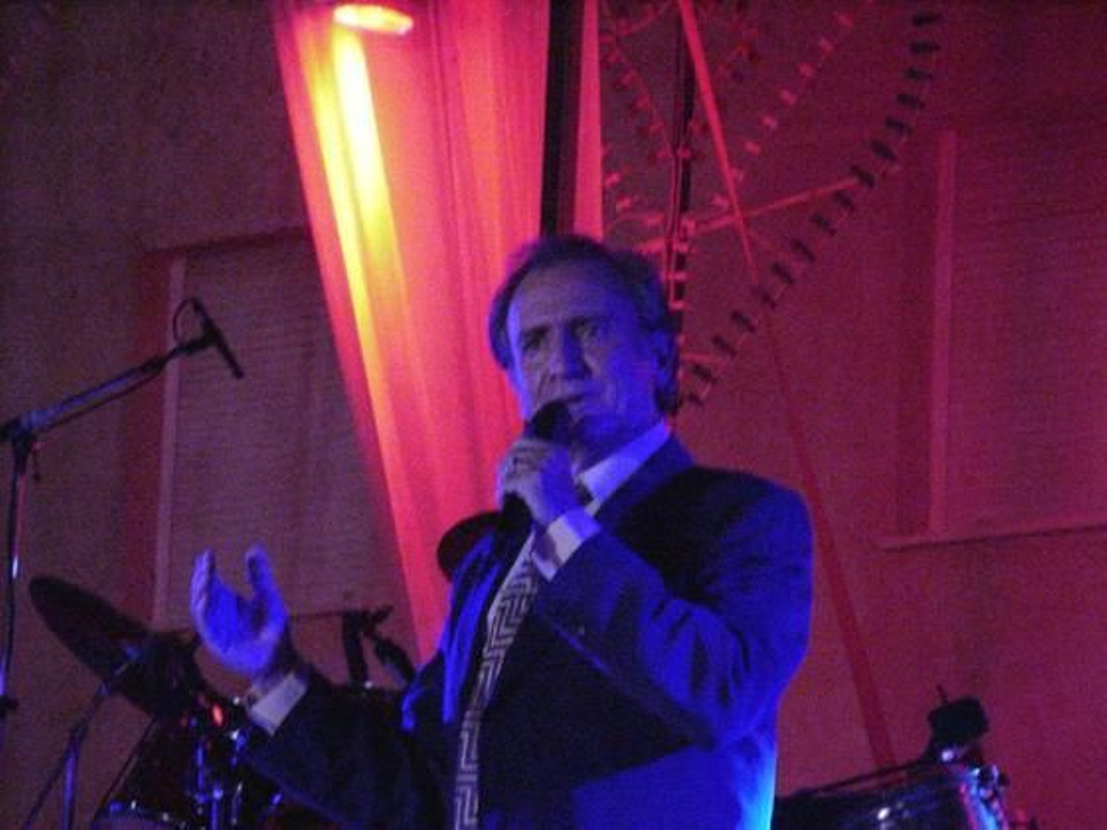 Manolo Escobar, en 2000 cantando en las fiestas de la Virgen de la Bella de Lepe.