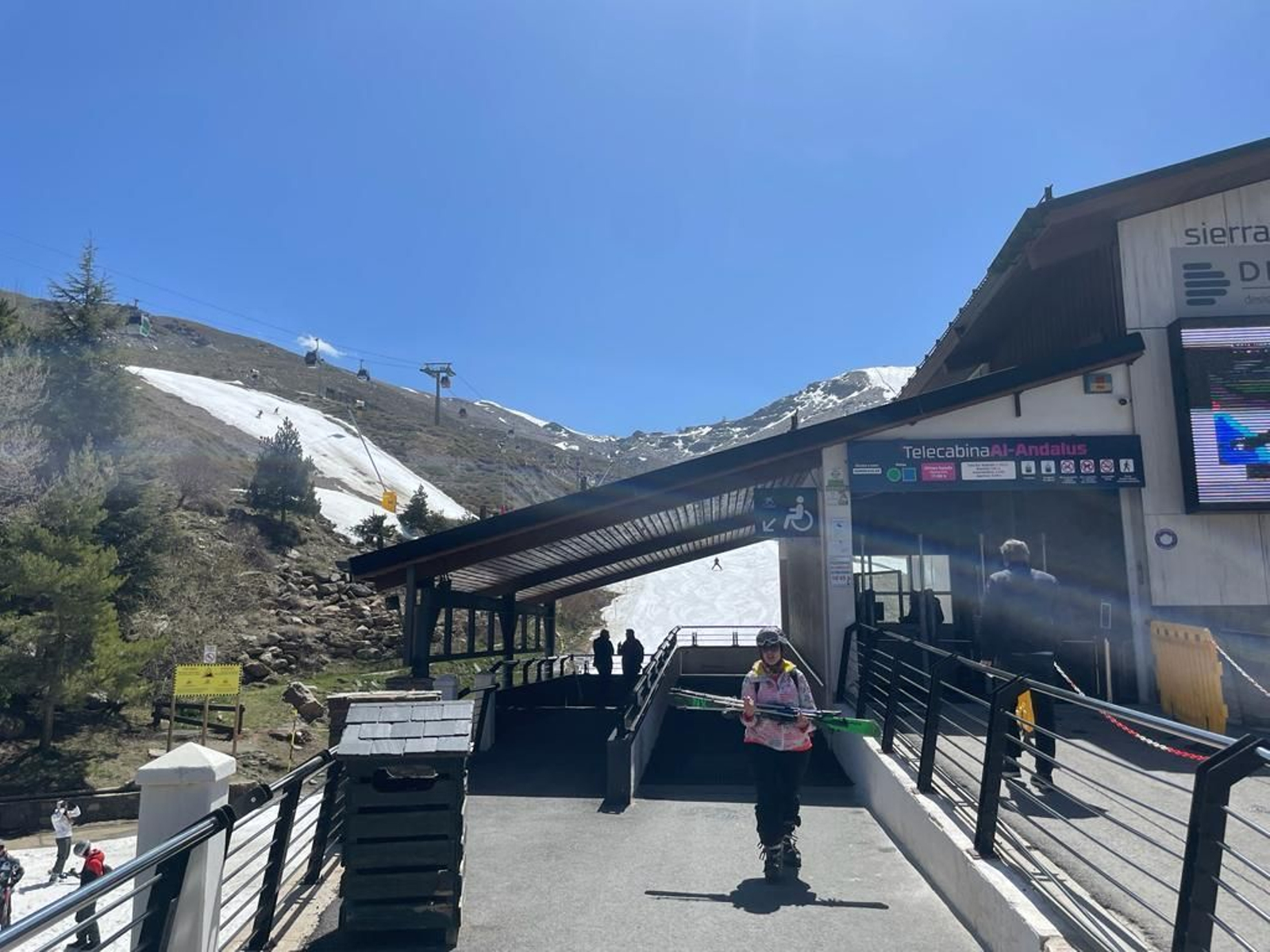 Entrada y salida del telecabina Al Andalus este domingo