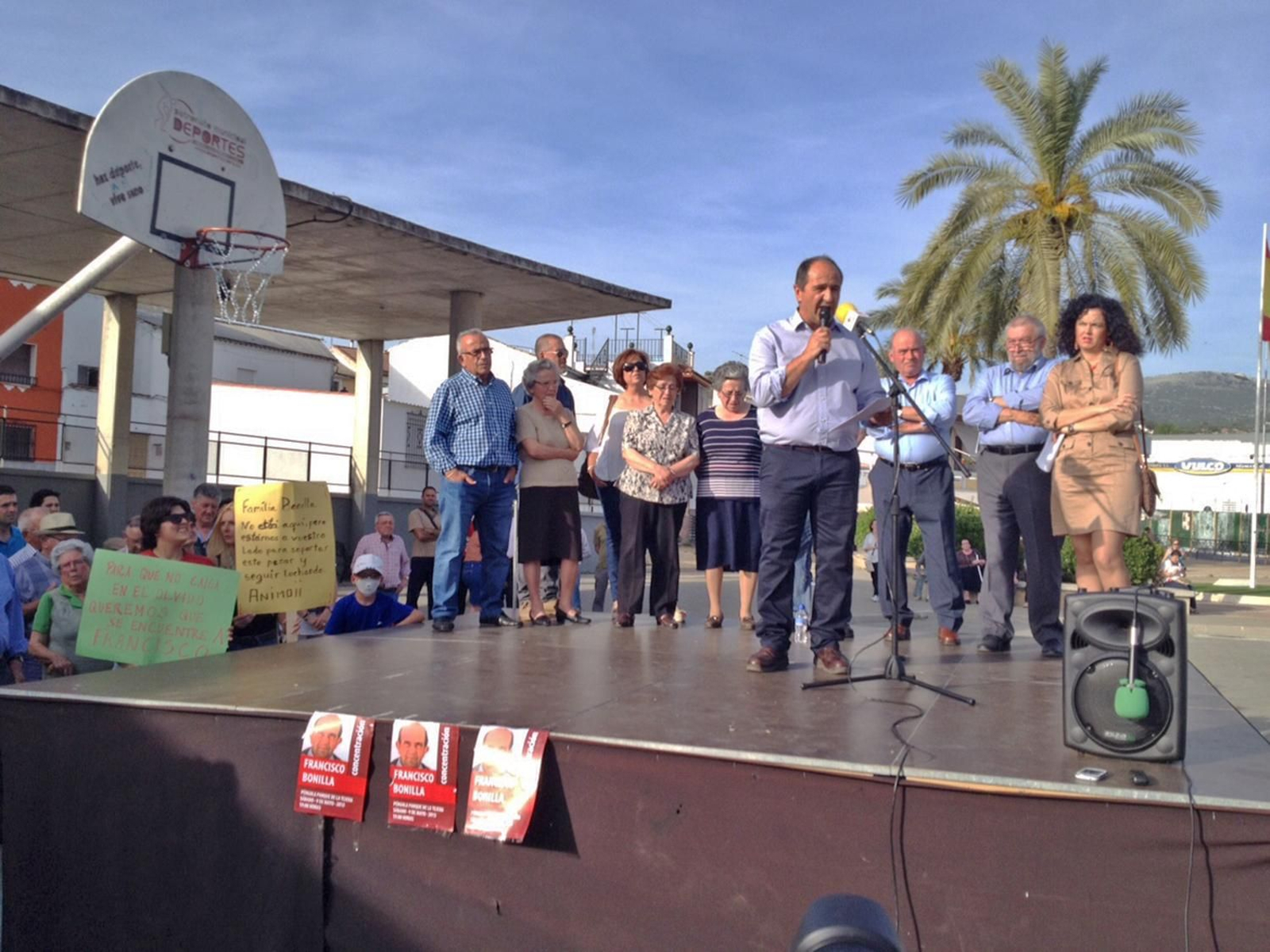 Imagen de archivo de una concentración en Cabra por la desaparición de Francisco Bonilla.