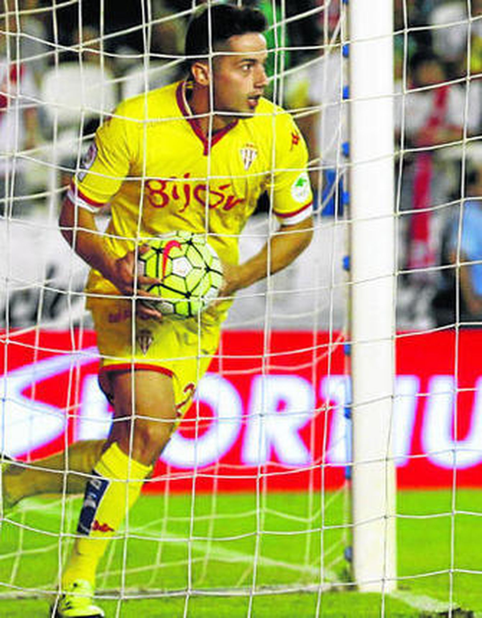 Jony recoge el balón de la portería tras marcar al Rayo.