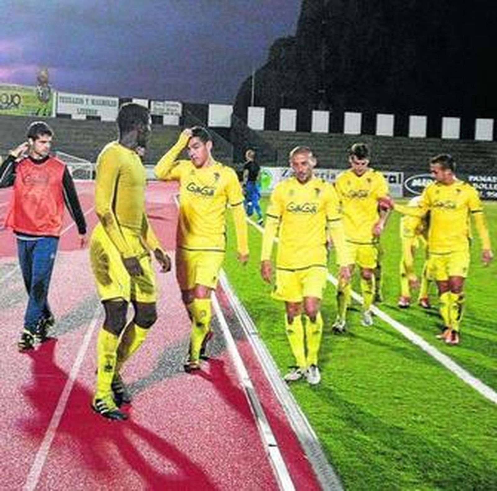Futbolistas del Cádiz, tras el partido del domingo en el Municipal.