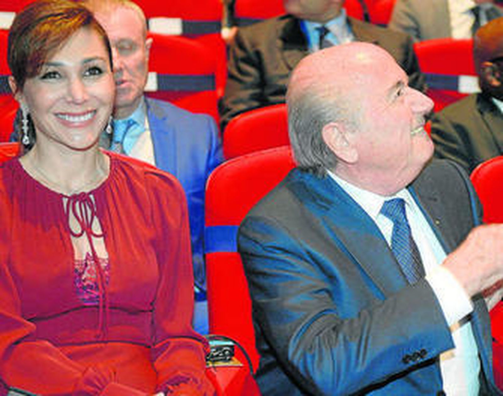 Joseph Blatter, junto a su novia, Linda Gabrielian, en el congreso que la FIFA está celebrando en Zúrich.