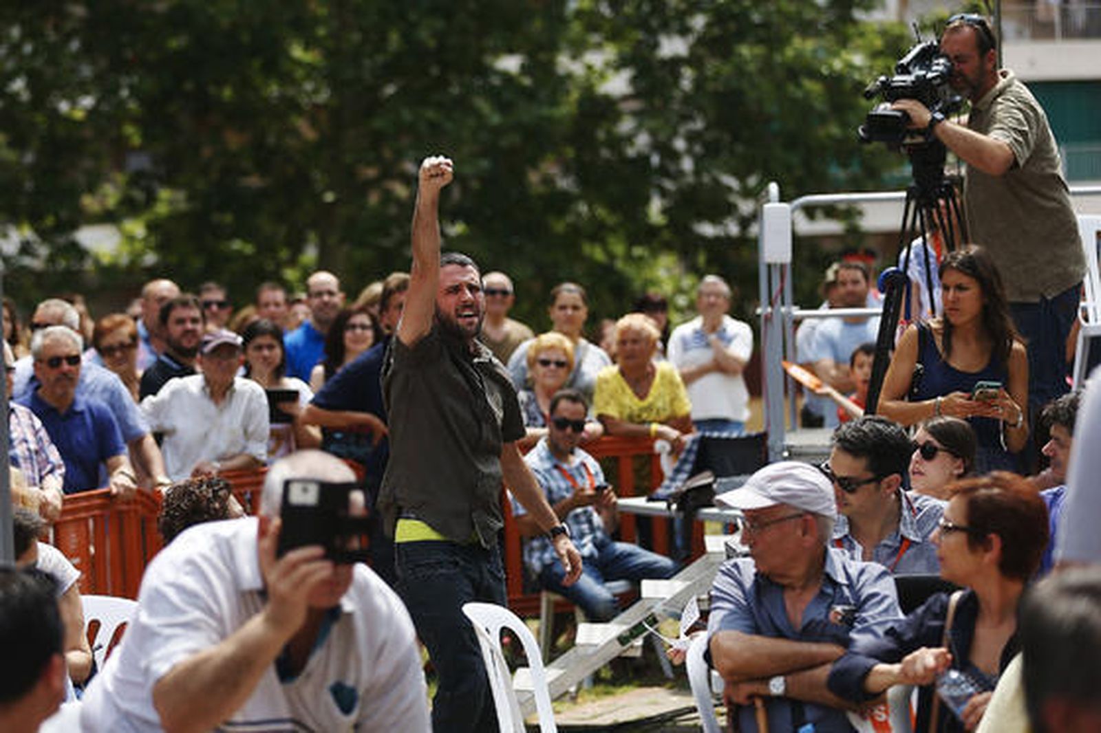 Momento en el que se interrumpió el mitin de Rivera.  Foto: EFE