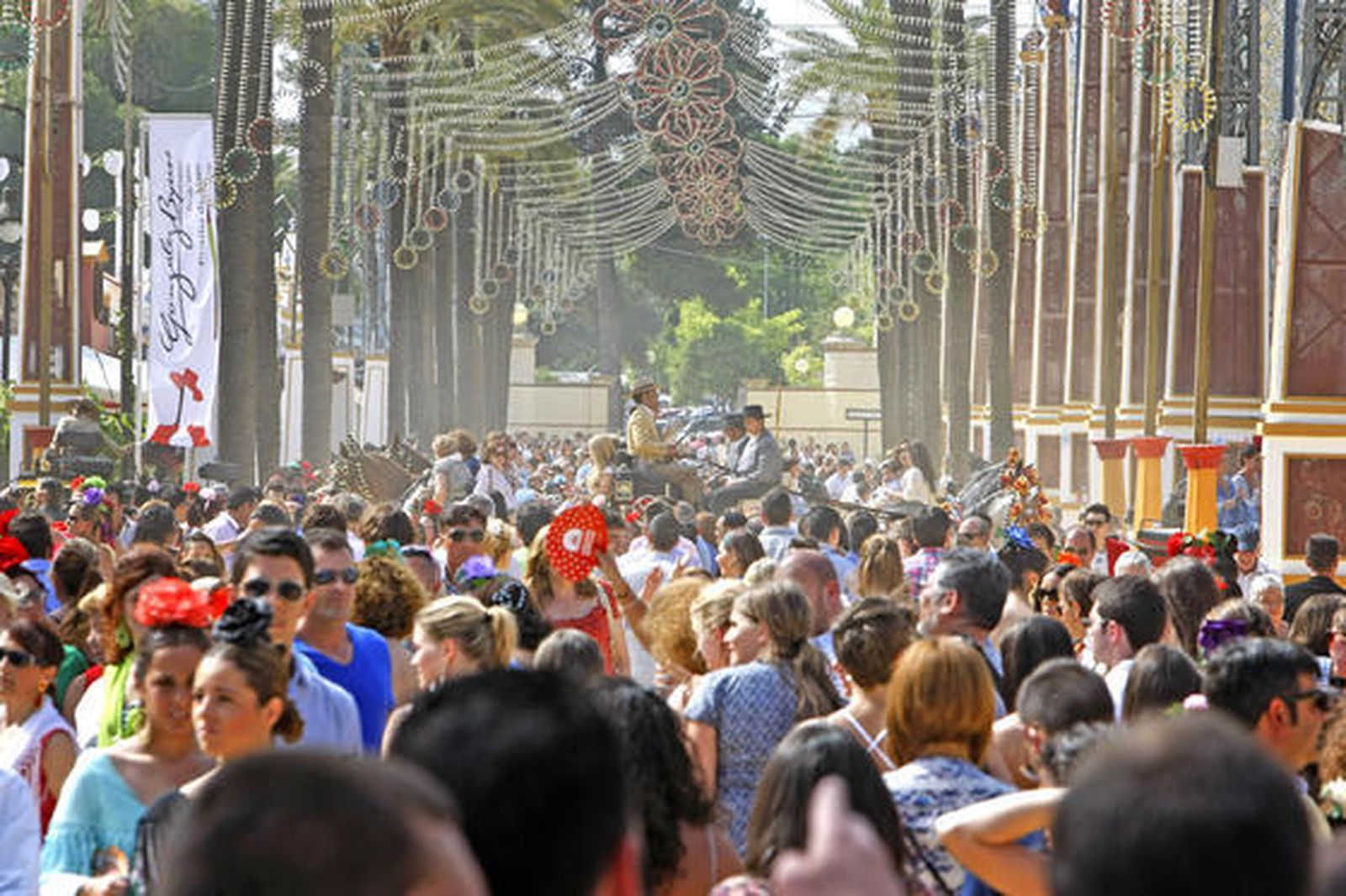 Hora punta. El recinto ferial registra su mayor afluencia en las primeras horas de la tarde, en las que el paseo de caballistas es la principal atracción.  Foto: Pascual