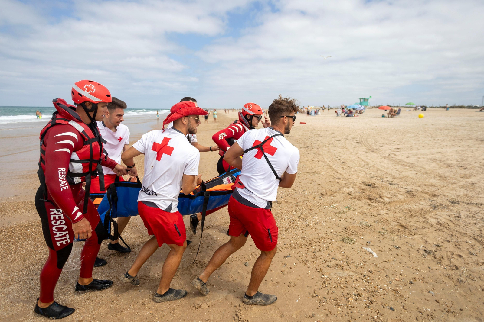 En imágenes: así se pone a prueba el servicio de socorrismo y salvamento de la playa de Camposoto