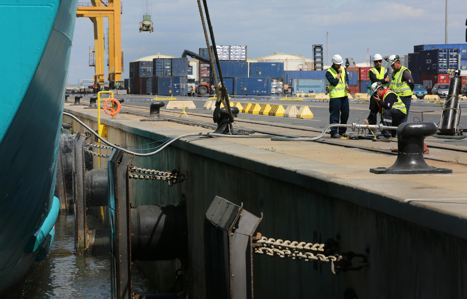 Primera operación de abastecimiento de Gas Natural de camión a barco en el Muelle Sur.