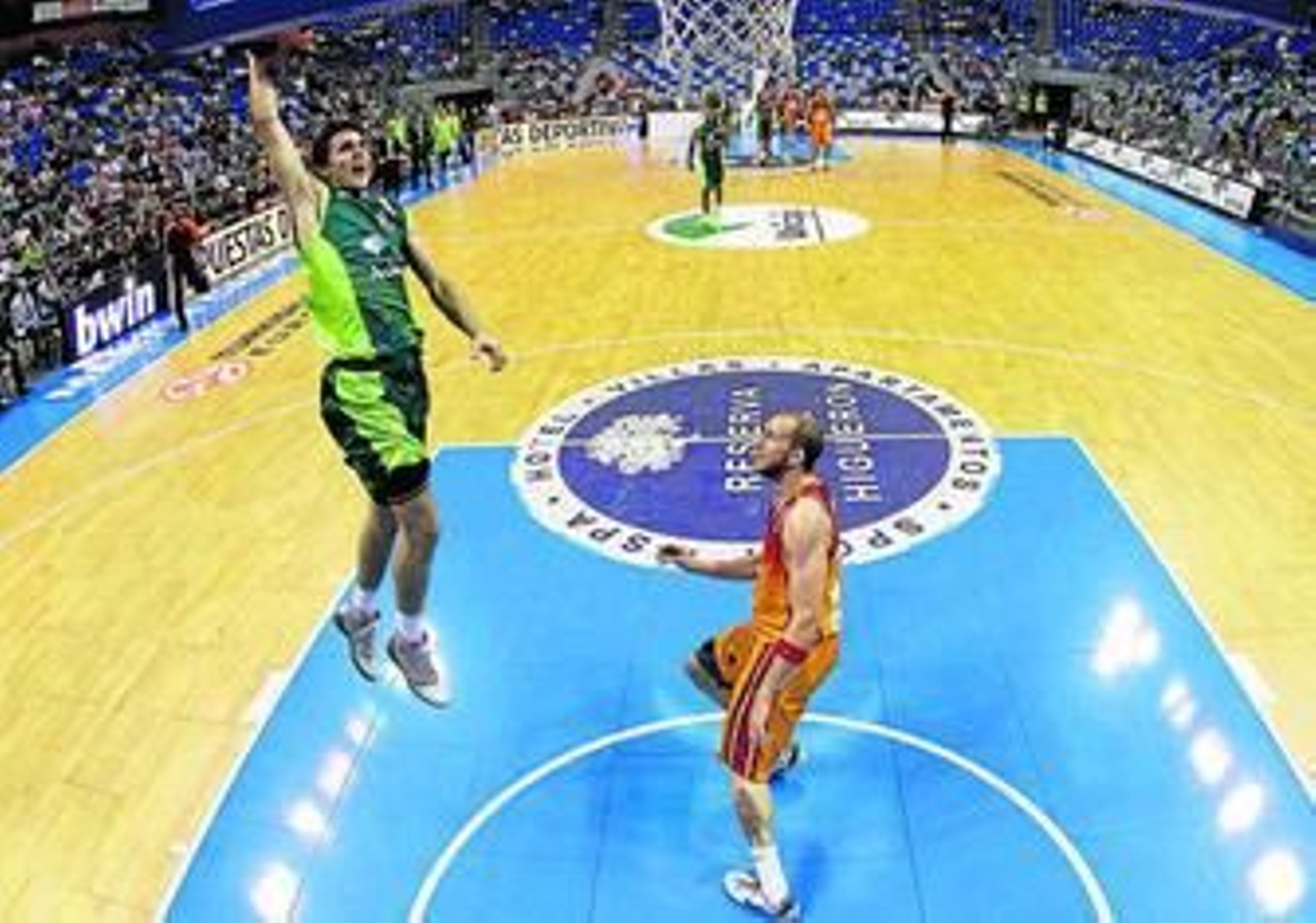 Dejan Todorovic se dispone a hacer un mate ante la mirada de Sinan Guler.