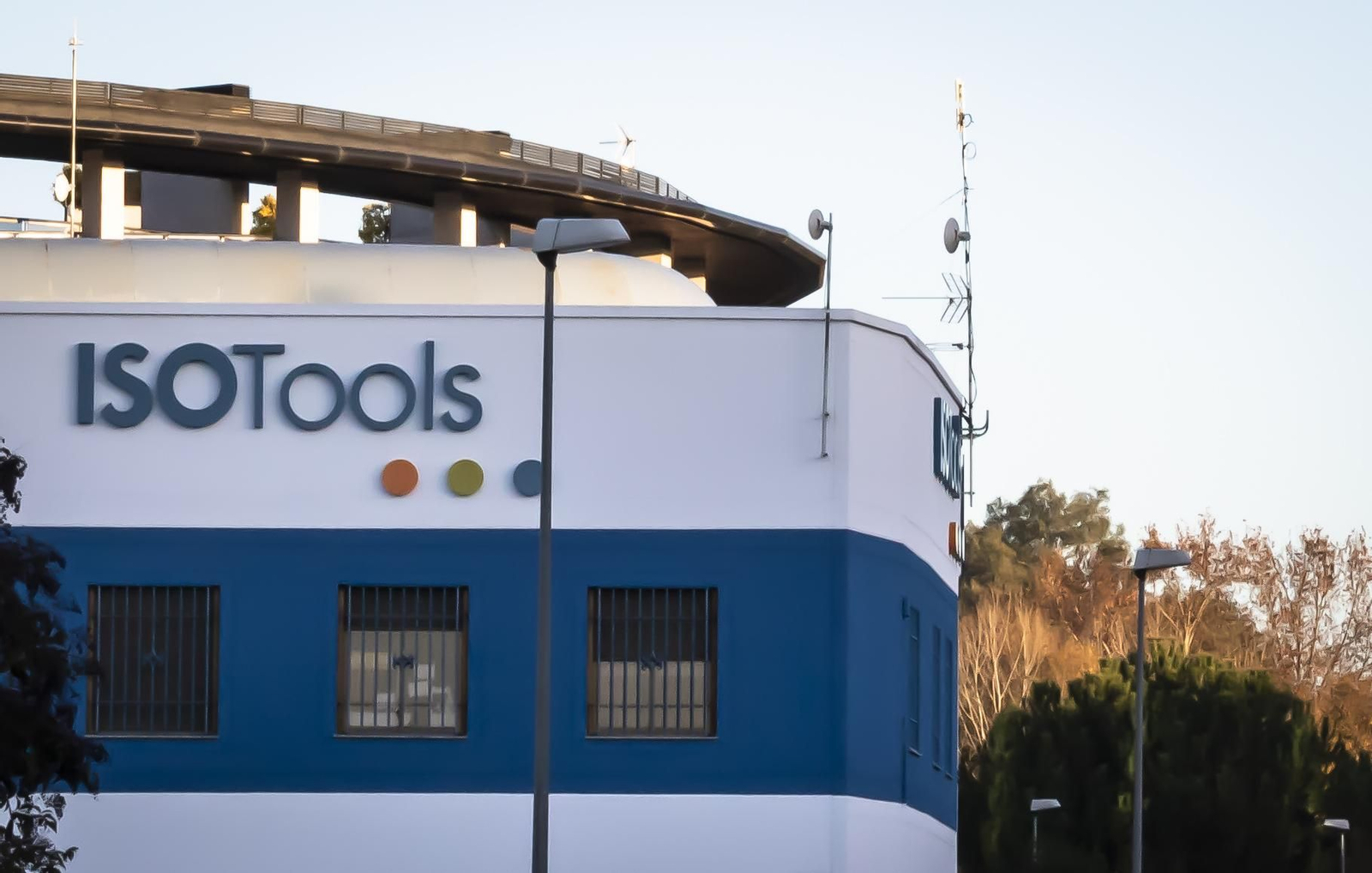 Fachada del edificio donde se encuentra la sede de Isotools.