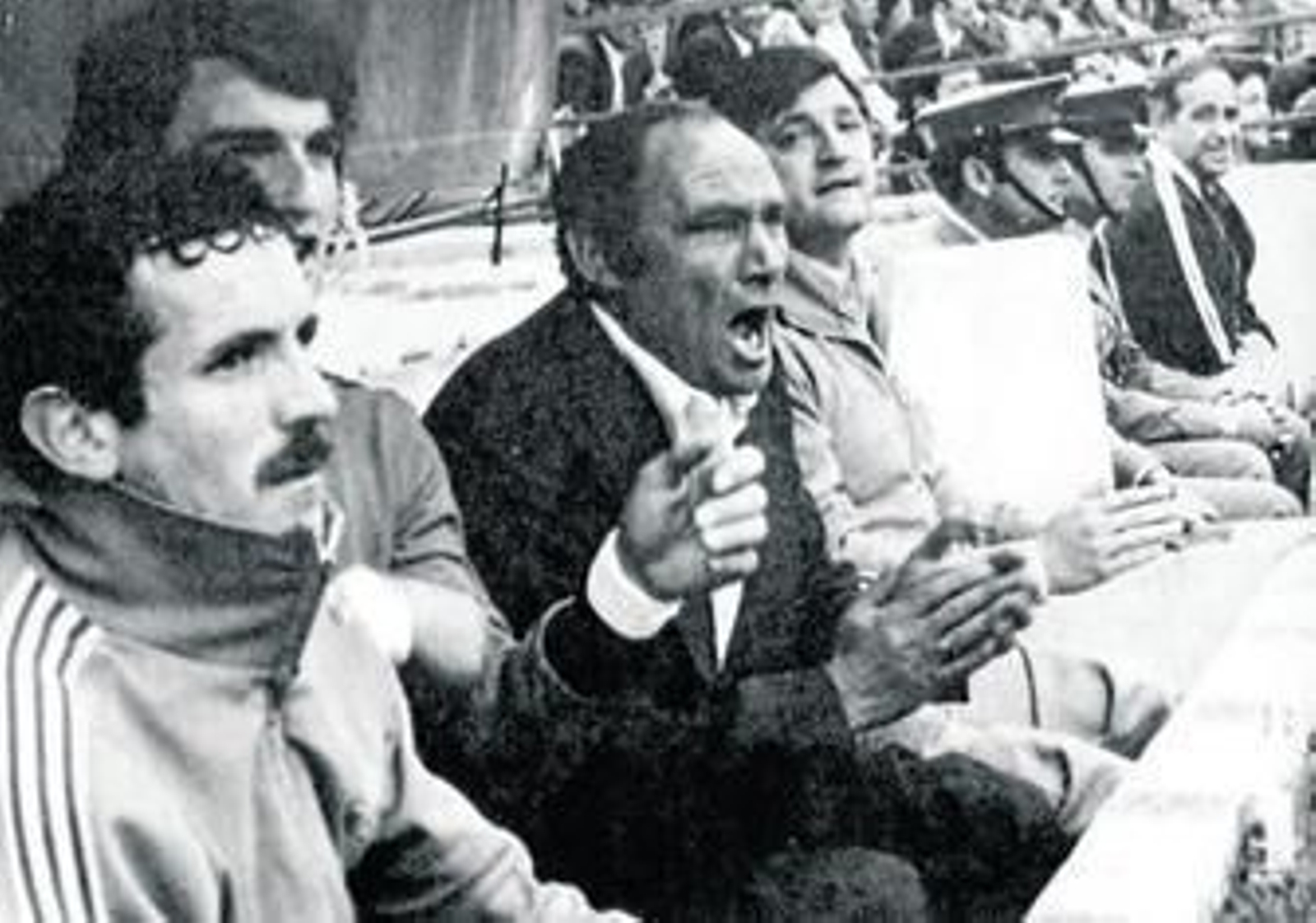 1. Histórica imagen del banquillo del Recre. Con Eusebio Ríos al frente el Decano logró el primer ascenso a Primera de su historia, tras empatar sin goles en el vetusto feudo castellonense. El resultado era el esperado pues a los dos equipos les hacía falta un punto. 2. Entrada de un partido histórico en Castalia, el último que se jugó allí. Fue un Castellón-Recre, con victoria local por 5-1. 3. Nada más concluir ese encuentro, los aficionados albinegros se echaron al campo y se llevaron trozos de césped como recuerdo.