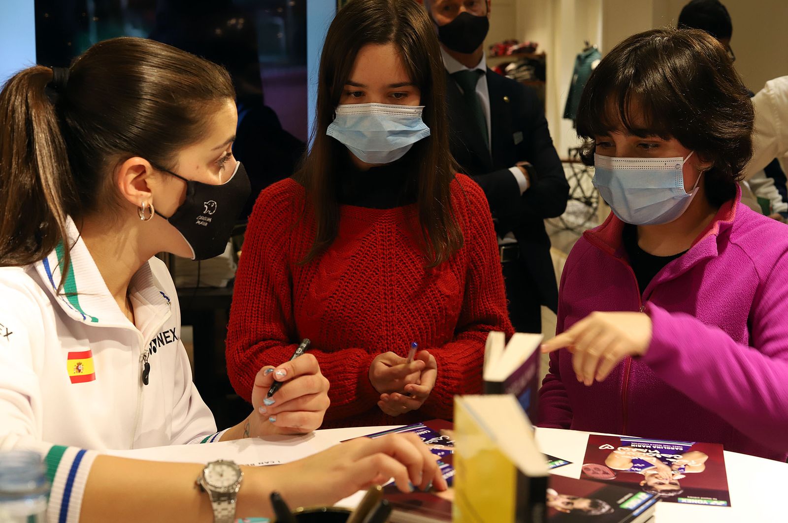 Huelva 2021: Carolina Marín firma autógrafos en el Corte Inglés de Huelva durante el Mundial de Bádminton