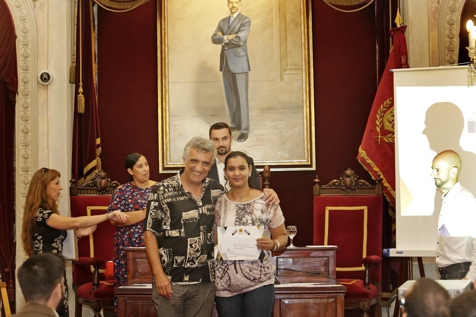 Una de las alumnas premiadas junto a un profesor de su instituto después de recibir un premio ayer en el salón de plenos.