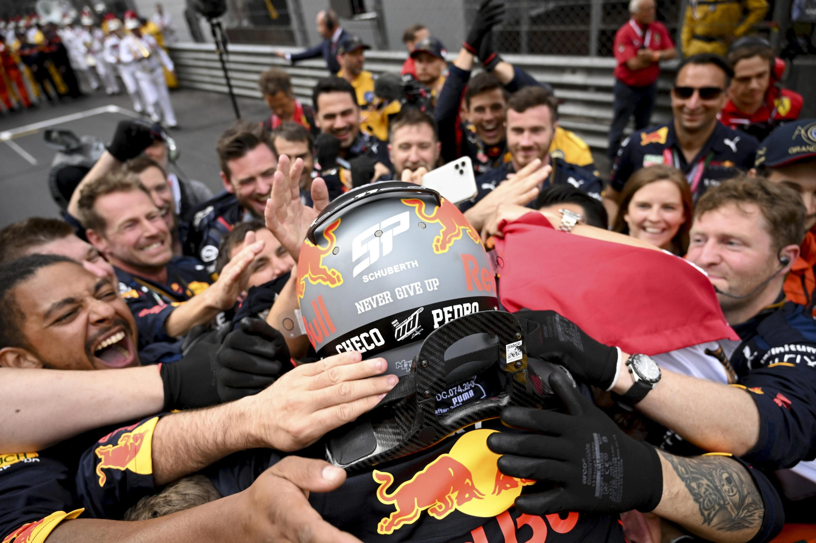 Checo es felicitado por su equipo tras ganar el GP de Mónaco.