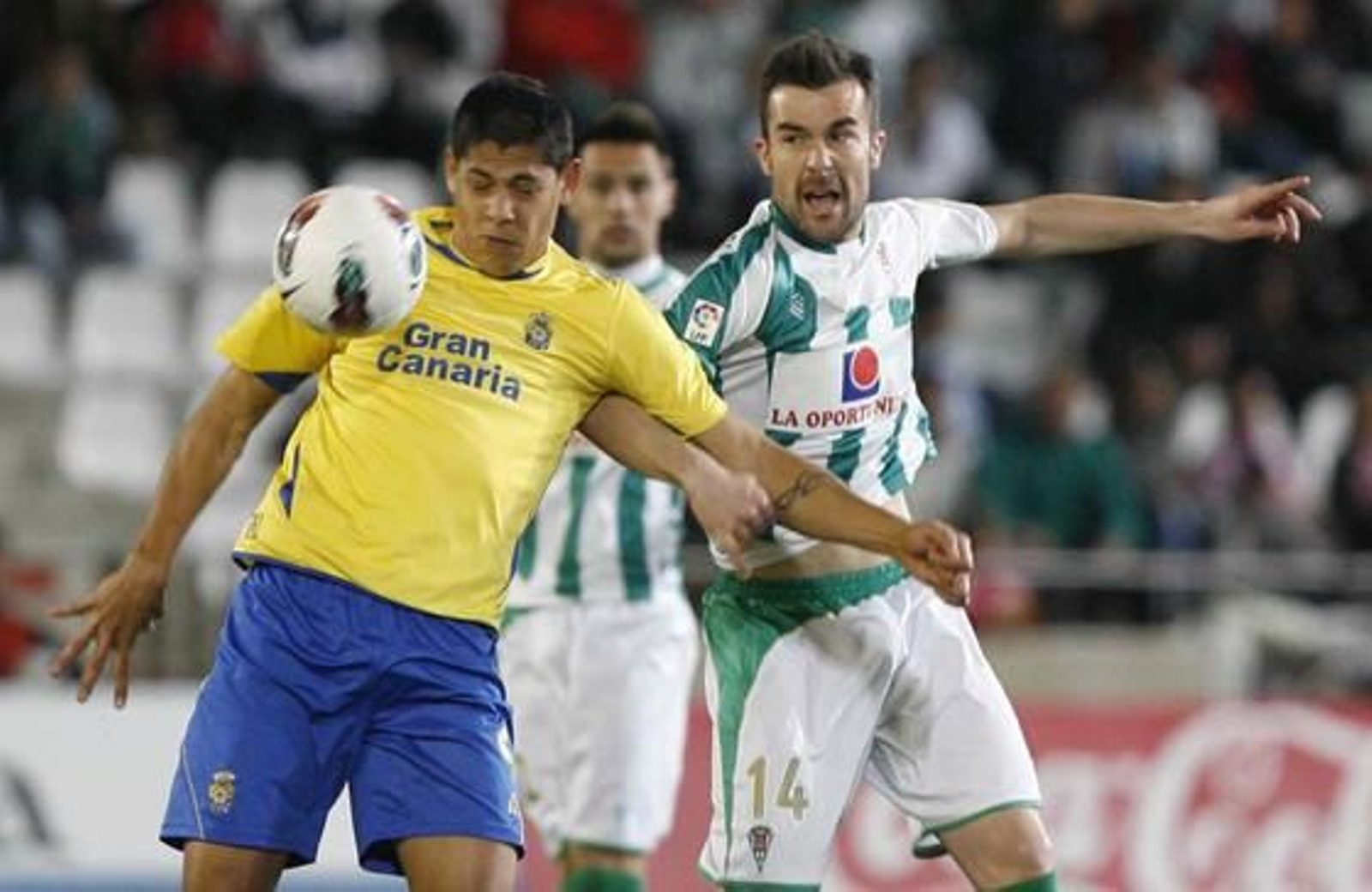 El Córdoba acosa desde el inicio la portería rival y se sobrepone a un penalti fallado por Vitolo con un golazo de Javi Patiño.  Foto: Álvaro Carmona