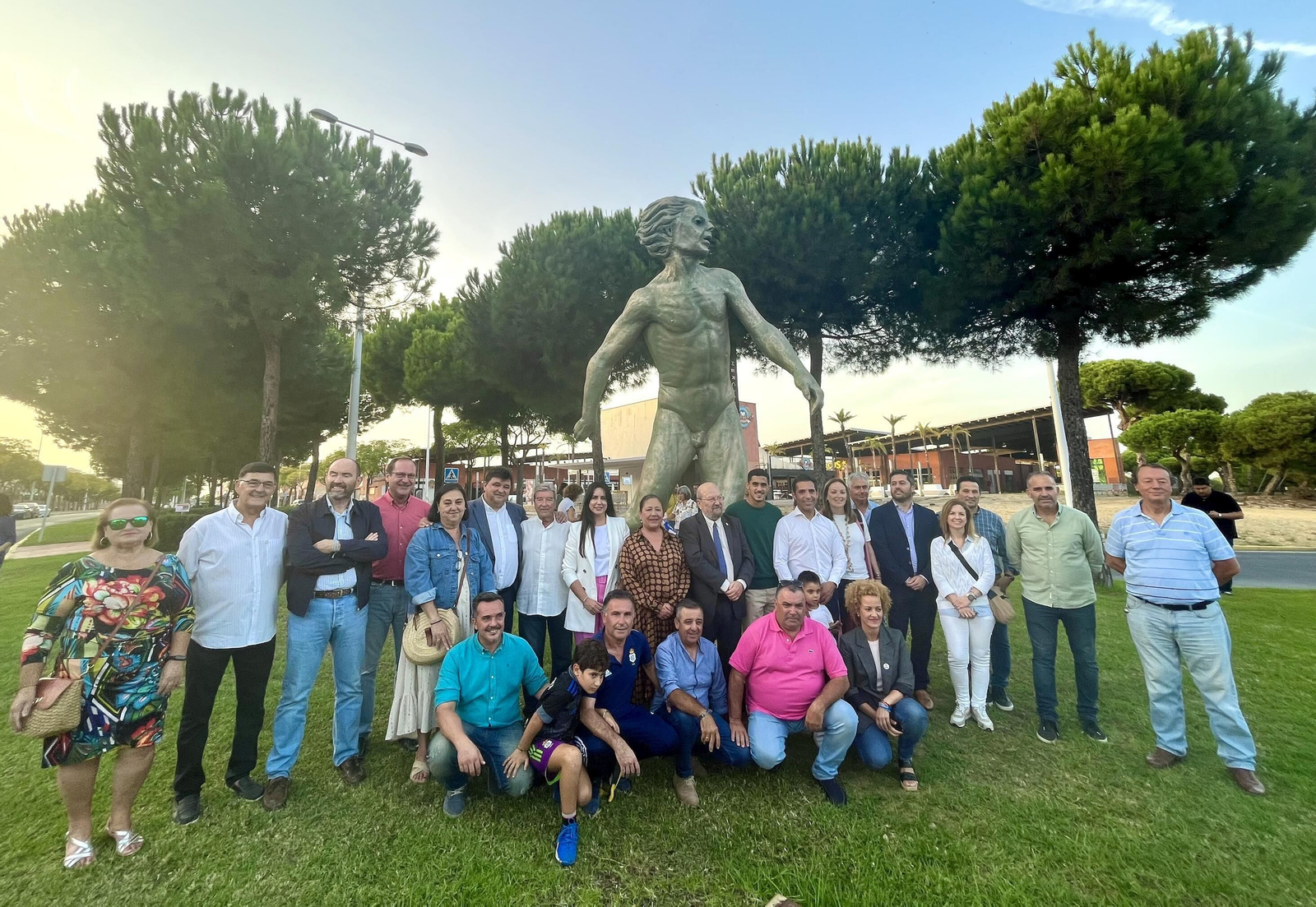 Autoridades locales y representantes del Decano, junto al monumento. Autoridades locales y representantes del Decano, junto al monumento.