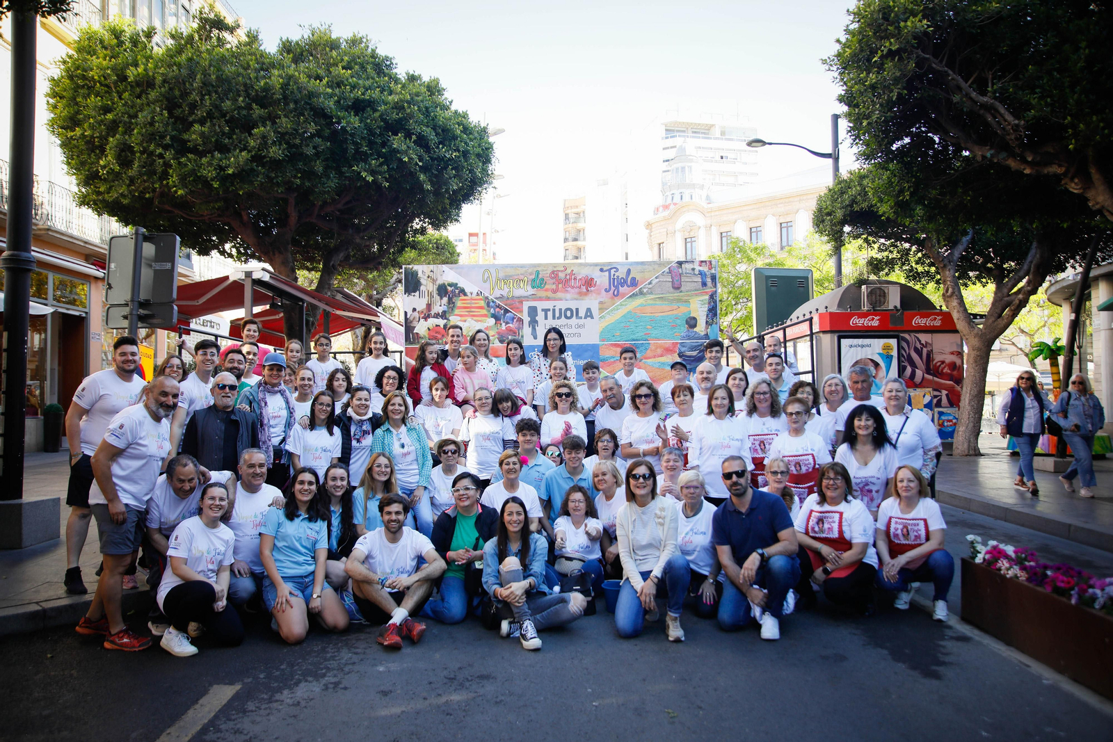 Así es la alfombra de serrín de 60 metros en el Paseo de Almería, en imágenes.