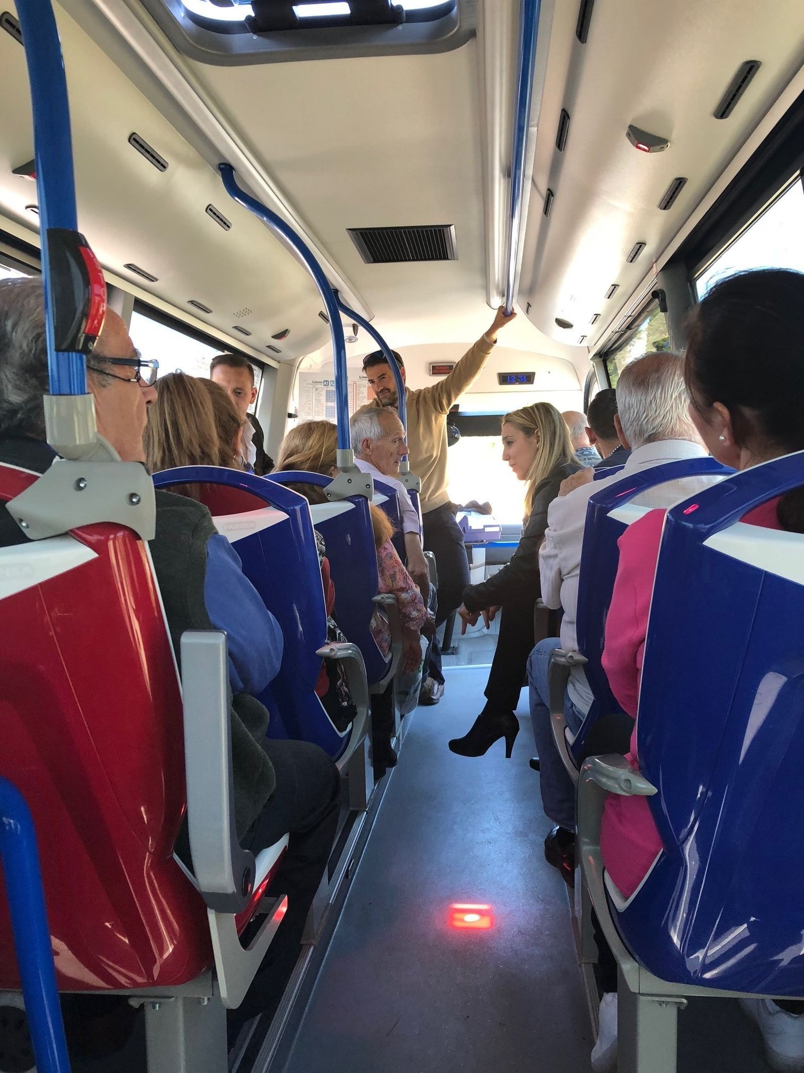 La alcaldesa, Ana Isabel Jiménez, charla con los usuarios de una de las líneas.