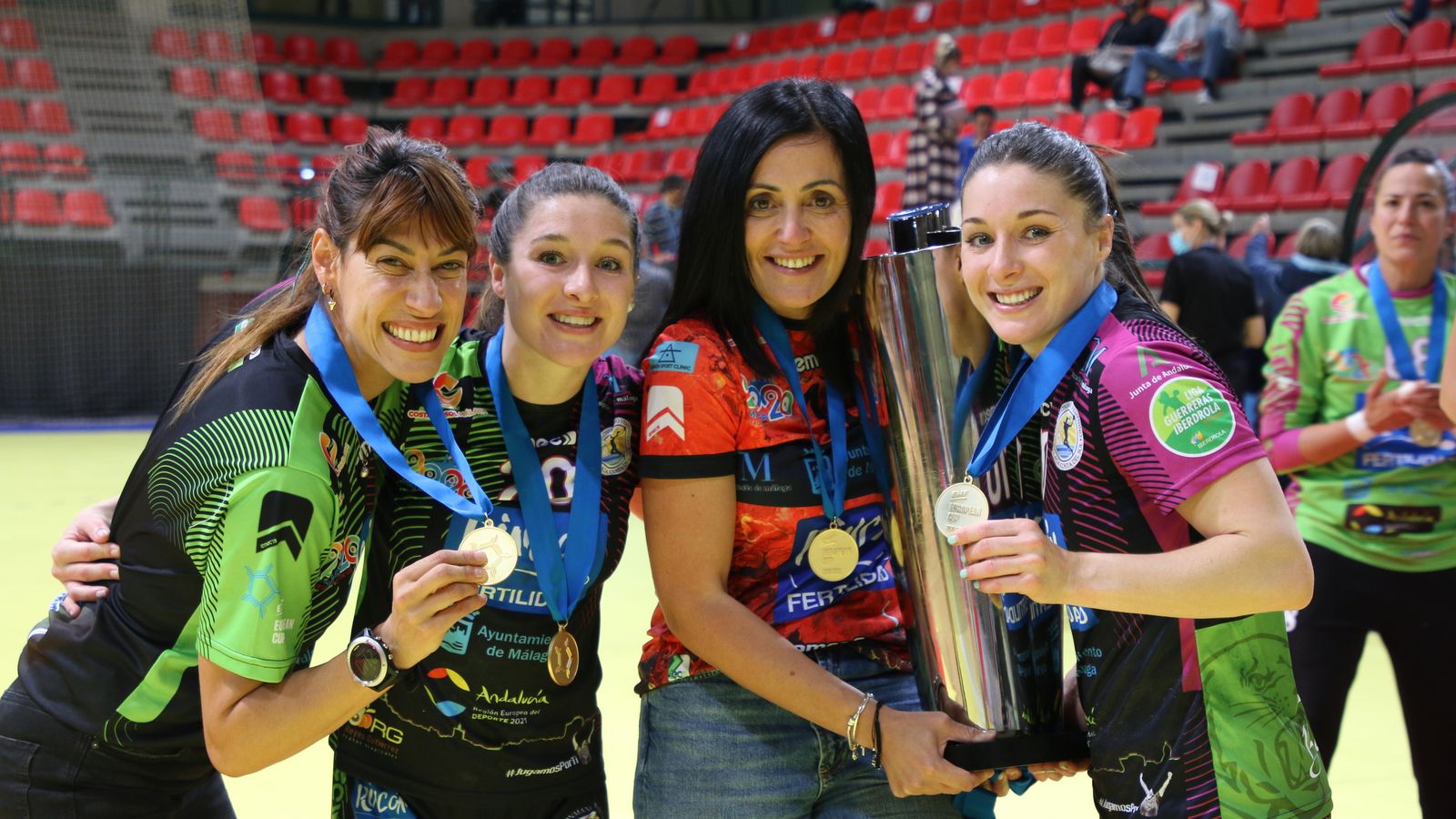 Estefi Méndez, Espe López, Pepa Moreno y Sole López posan con el título de la EHF Cup.