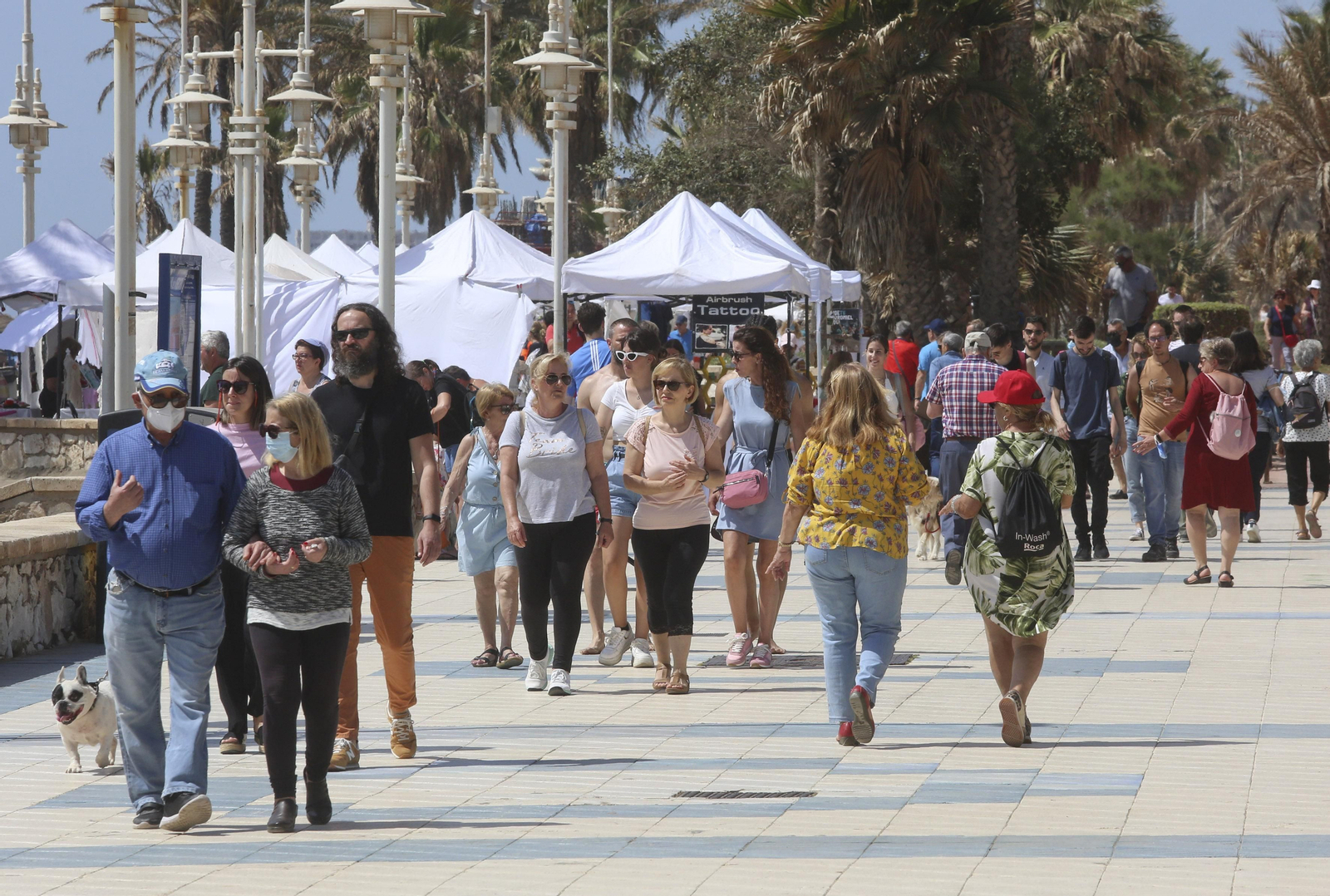 Un domingo de playa en Málaga, en fotos.