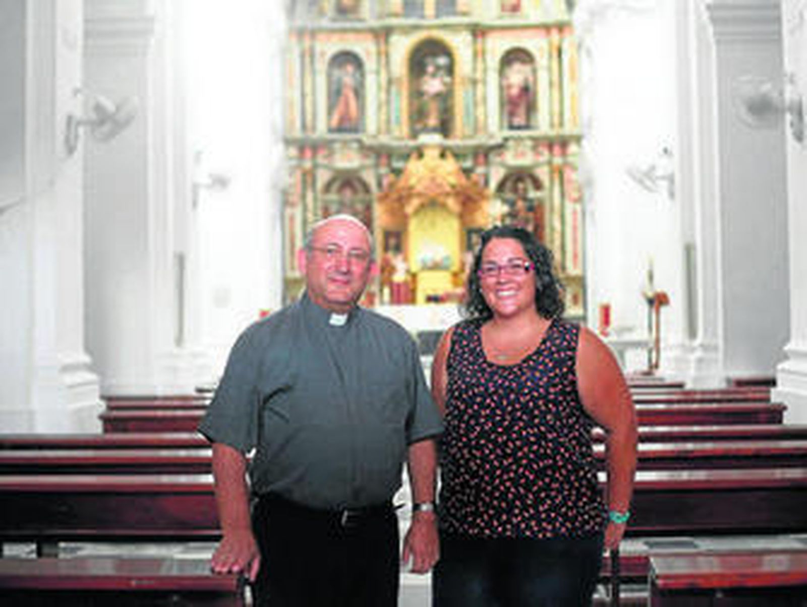 El párroco Óscar González junto a Mamen Fernández, en el interior del templo de San José.