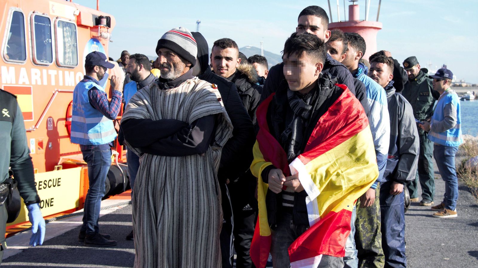 Un grupo de inmigrantes marroquíes llega al Puerto de Motril después de ser rescatado en aguas de Alborán.