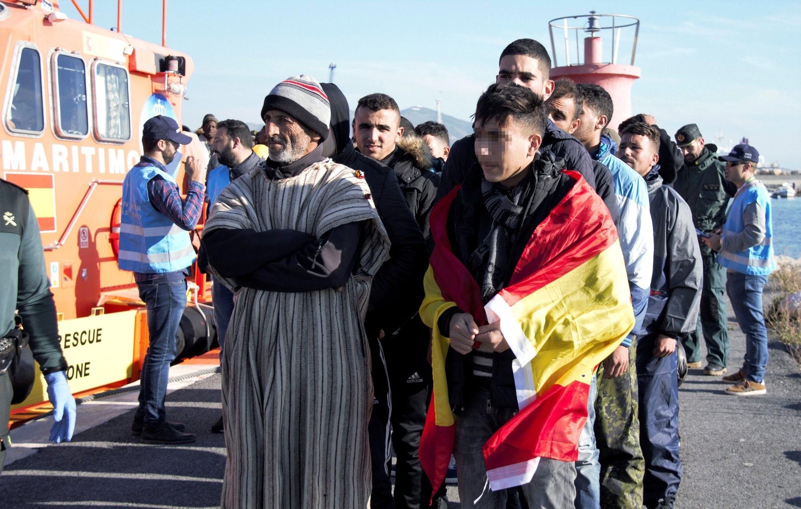 Un grupo de inmigrantes marroquíes llega al Puerto de Motril después de ser rescatado en aguas de Alborán.