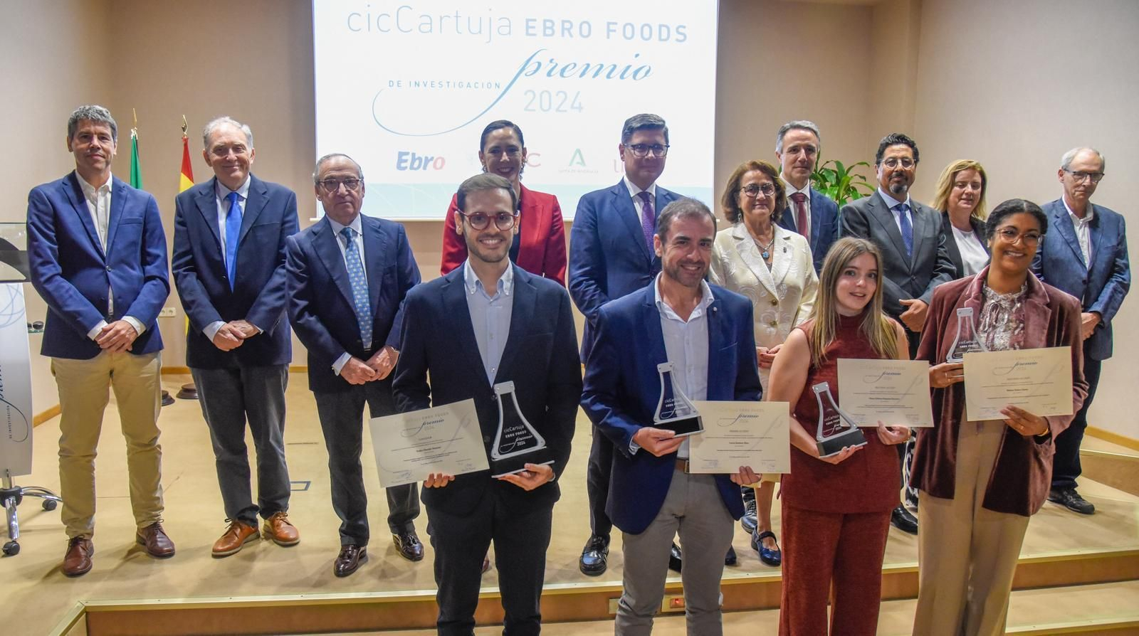 Representantes institucionales y los premiados Representantes institucionales y los premiados