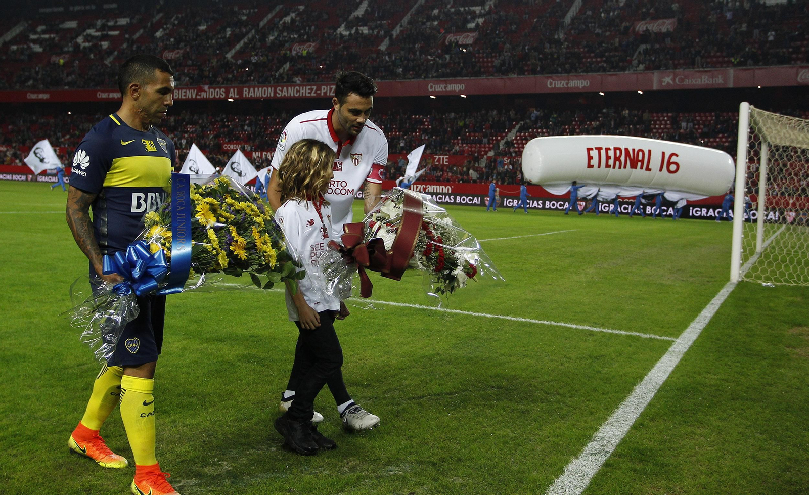 Tevez e Iborra acompañan a Aitor Puerta a colocer el ramo de flores.