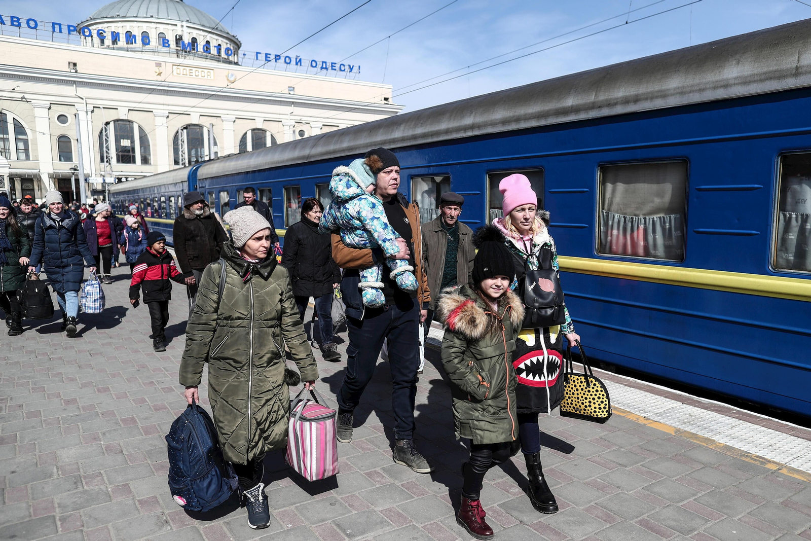Una familia ucraniana con dos menores intenta salir de Odesa en tren.