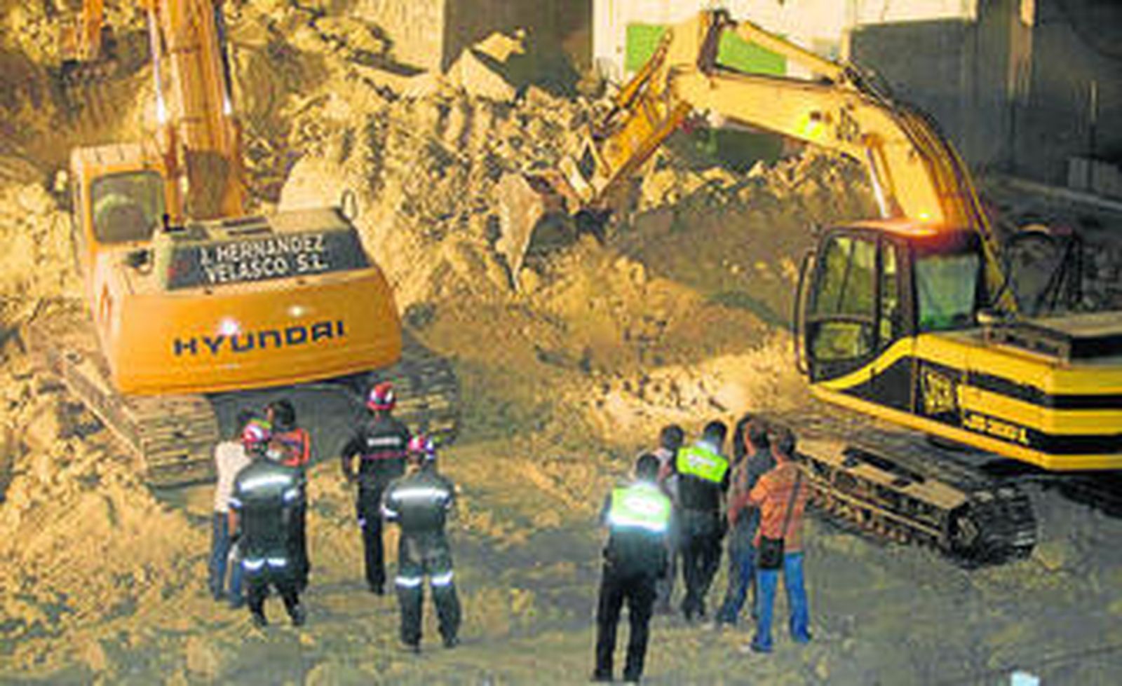 Policía Local, Bomberos y Guardia Civil actuaron conjuntamente en el accidente en la pedanía cuevana de El Realengo.