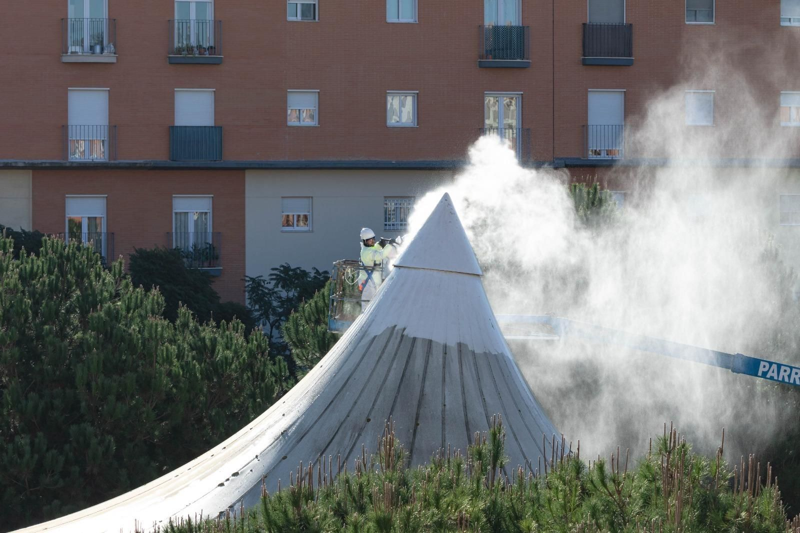 Trabajos de limpieza de las carpas de la Avenida Andalucía