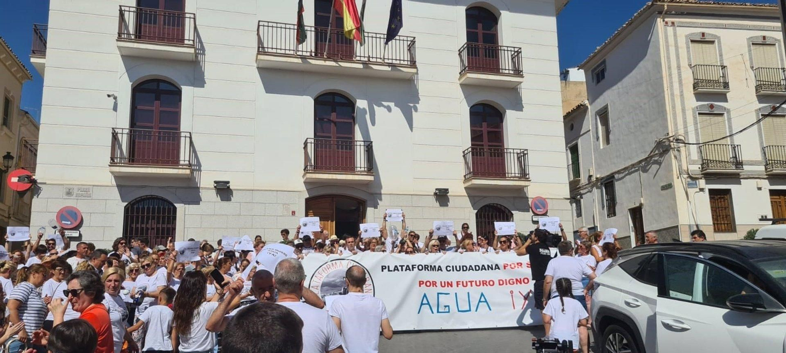 Concentración de los vecinos de Solera frente al Ayuntamiento de Huelma.