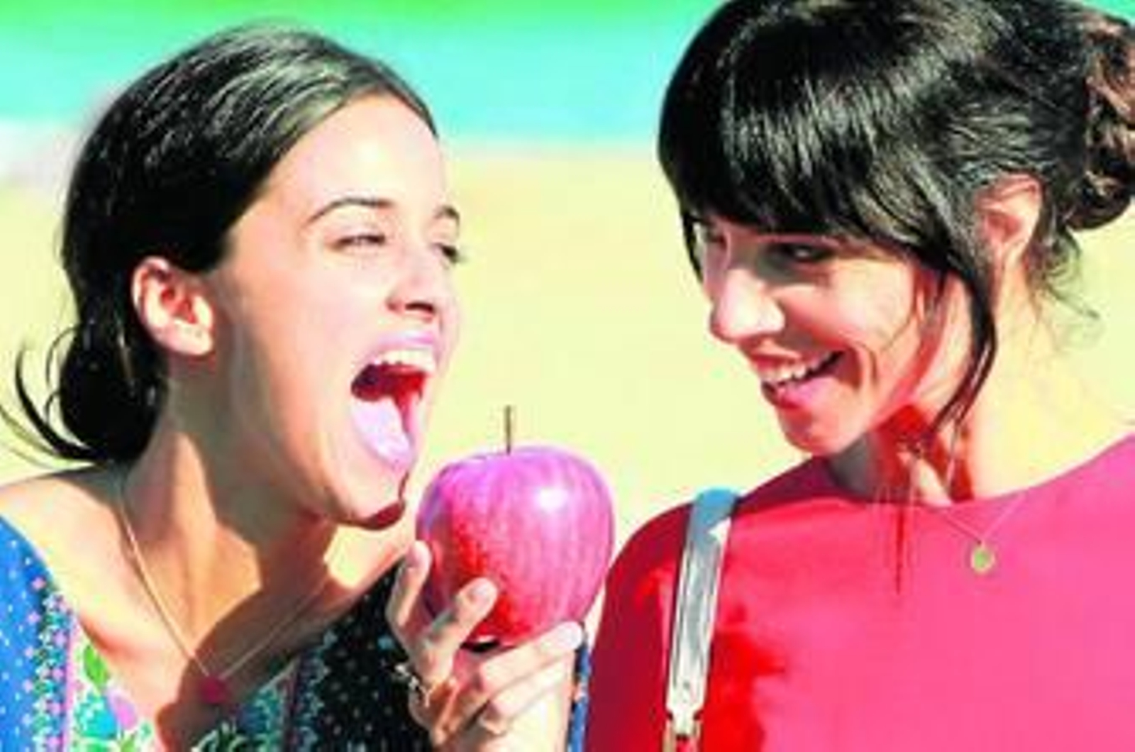 Las actrices Macarena García y Maribel Verdú presentaron ayer 'Blancanieves' en San Sebastián.